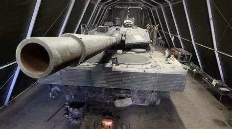 Военные восстанавливают трофейный танк Leopard ::Первый Севастопольский