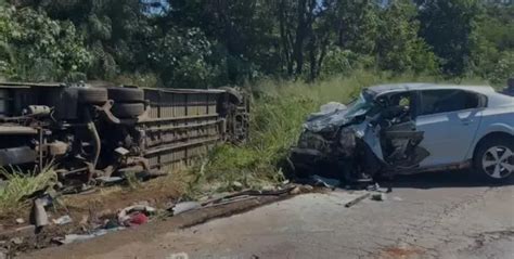 Ônibus romeiros de Alterosa colide carro na BR 153 deixando