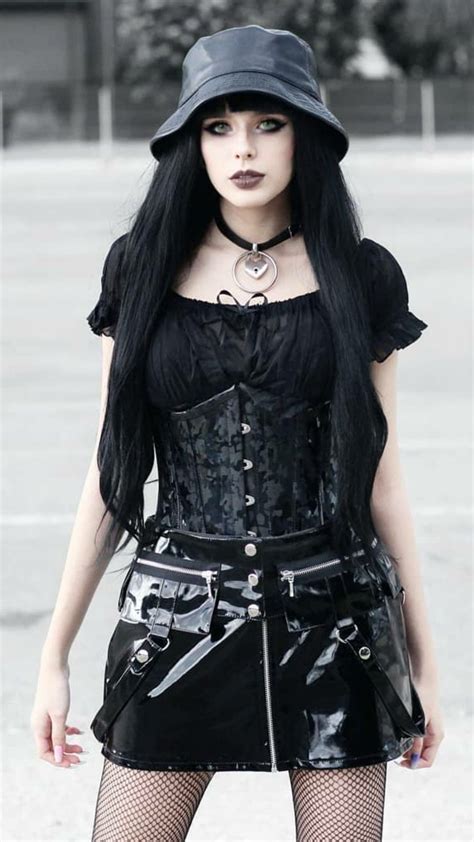 Pin By Kayla Lawrence On Goth Beauties Pt 2 Gothic Outfits Dark