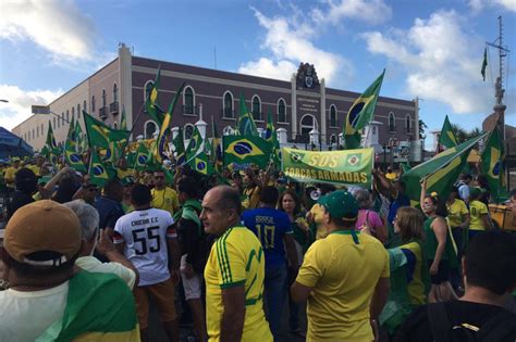 Bolsonaristas pregam boicote à Copa em ato golpista em frente ao