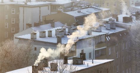 Jak smog wpływa na nasze zdrowie Skóra może ucierpieć Kobieta