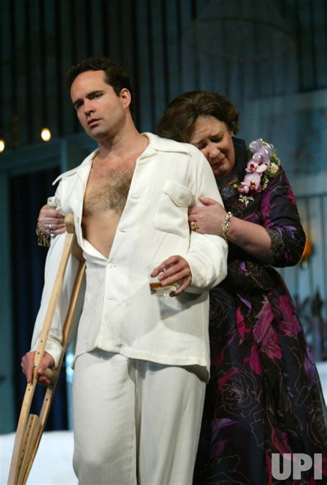 Photo CAT ON A HOT TIN ROOF WAX UPI