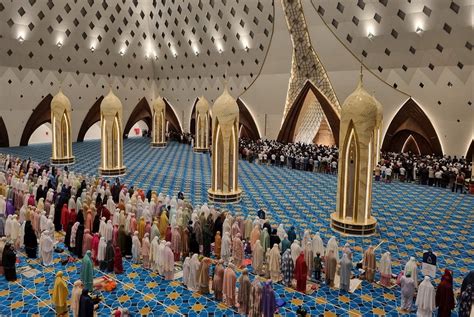 Hal 2 Masjid Raya Al Jabbar Bandung Gelar Salat Tarawih GenPI Co JABAR