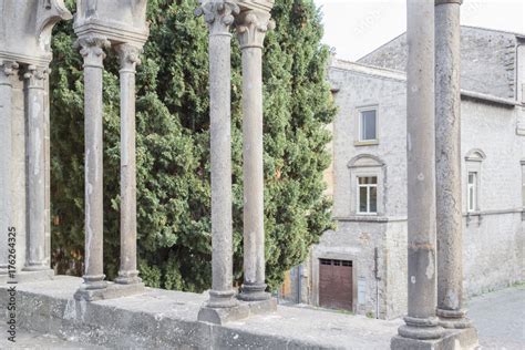 Dettaglio Delle Arcate E Delle Strette Colonne Del Palazzo Papale A