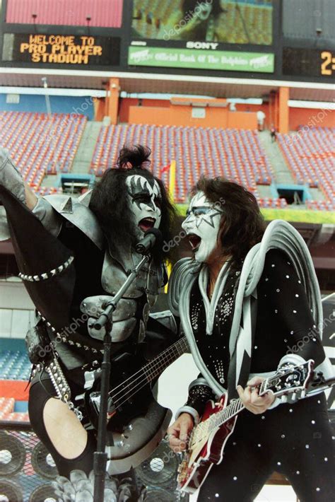 Gene Simmons Y Ace Frehley Del Grupo Kiss Juntos Al Aire Libre En La