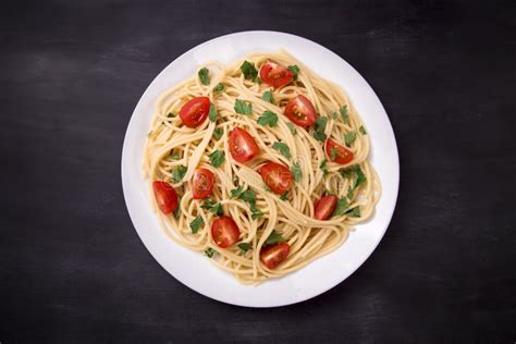 Pasta Spaghetti Mit Kirschtomaten Bratwurst Und Petersilie in Weißem