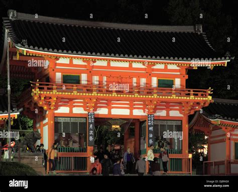 Yasaka Shinto Shrine Fotos Und Bildmaterial In Hoher Auflösung Alamy