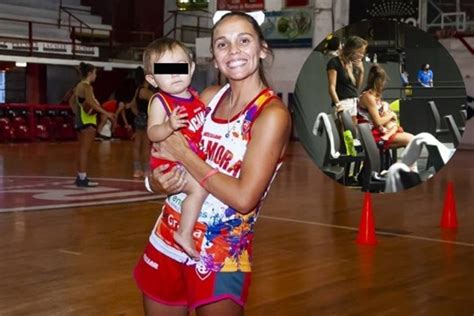 Una Jugadora De La Liga Argentina De B Squetbol Amamant A Su Beb En