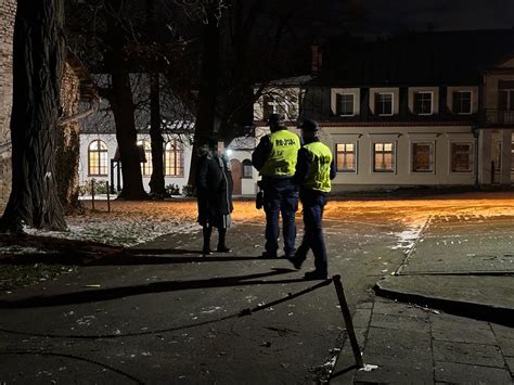 Bądź widoczny Wieliccy policjanci rozdawali pieszym odblaski