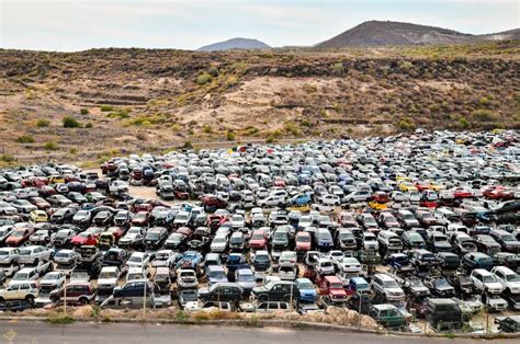 Coches Viejos De Los Desperdicios En Depósito De Chatarra Foto de