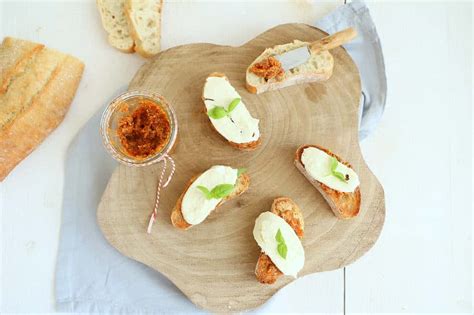 Crostini Met Rauwe Ham Zongedroogde Tomaat En Mozzarella