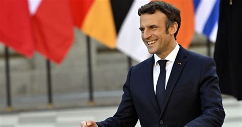 Emmanuel Macron quelle est la signification du pins rouge porté par