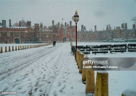 Courtyard Of Hampton Court Palace Photos And Premium High Res Pictures