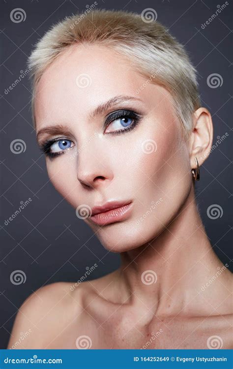 Mooie Vrouw Met Korte Blonde Haarsnit Stock Afbeelding Image Of Kleur Elegant