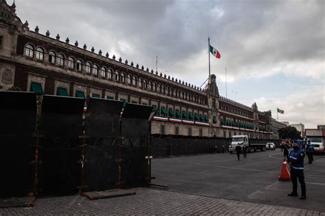 Cercan Palacio Nacional Con Vallas Metálicas Por Mitin De Ayotzinapa Aristegui Noticias