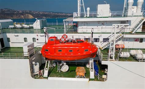 Barco salva vidas em uma balsa que é uma medida de segurança crucial