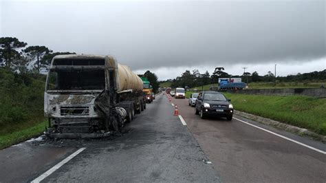 Carreta Carregada Toneladas De Borra De Soja Pega Fogo Na Br