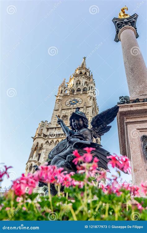 Statues Et Tour Dans Le Marienplatz De Munich En Allemagne Image Stock