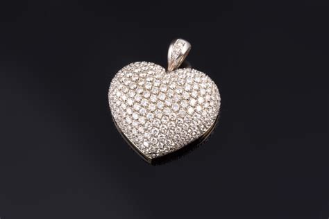 Pendente a forma di cuore in oro bianco gr 11 88 e pavé di diamanti cts