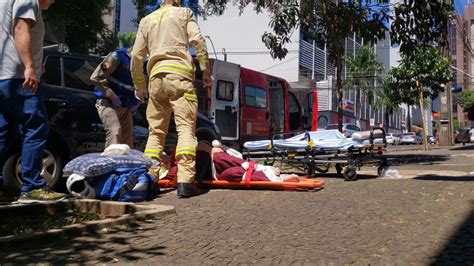 Mulher é socorrida pelo Siate após sofrer queda na Rua Sete de Setembro