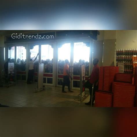 Shoprite Ilorin Shut Down After Massive Crowd Stormed Their Store