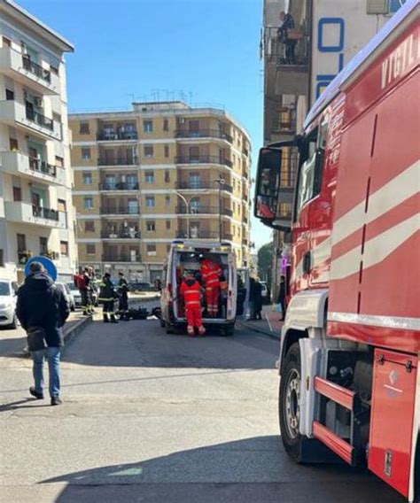 Cosenza Scontro Tra Un Auto E Una Moto Su Viale Marconi Ferito Un