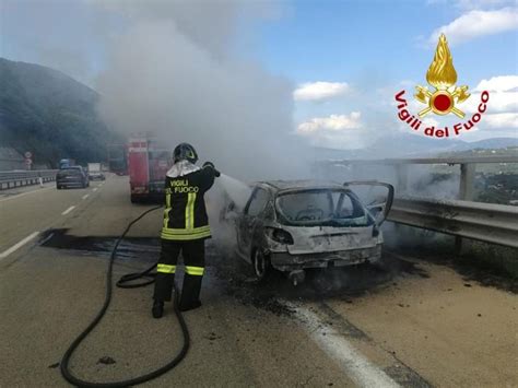 Auto In Fiamme Sulla Tangenziale Di Napoli Paura E Traffico In Tilt