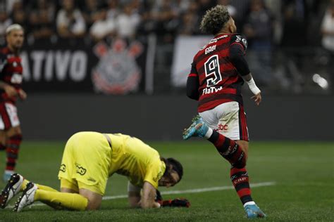 Torcida do Corinthians expõe trauma Gabigol