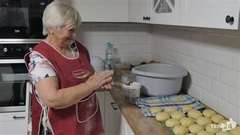 Aż 500 pączków na Tłusty Czwartek Pani Halina ze Smykowa pokazuje jak