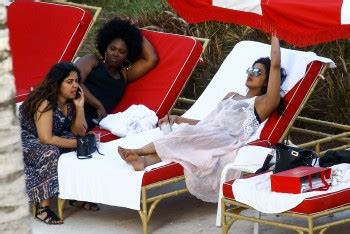 SWIMWEAR Priyanka Chopra In A Bikini At Her Hotel Pool In Miami