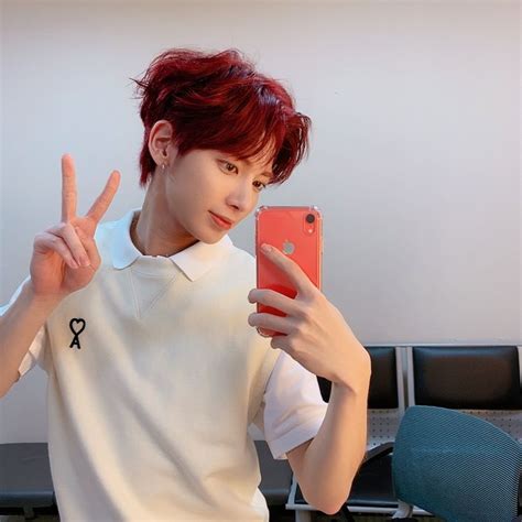 10 Potret Mirror Selfie Taehyun Txt Boyfriend Material Banget