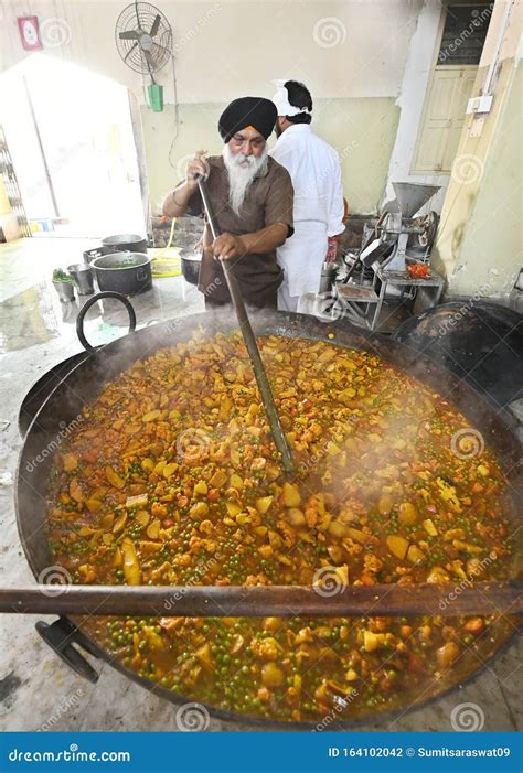 Cooking Food in the Kitchen of a Gurudwara Editorial Photography ...