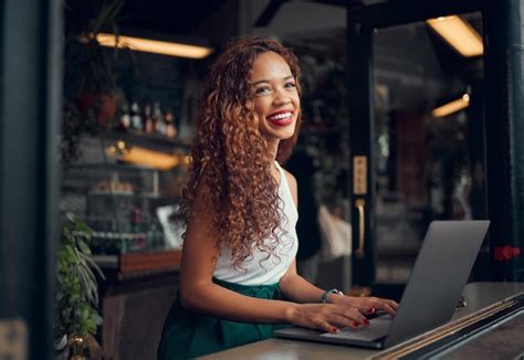 Mulher Africana Laptop E Trabalho Remoto No Restaurante Escrevendo