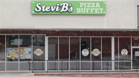 Stevie B's pizza restaurant in a strip m... | Stock Video | Pond5