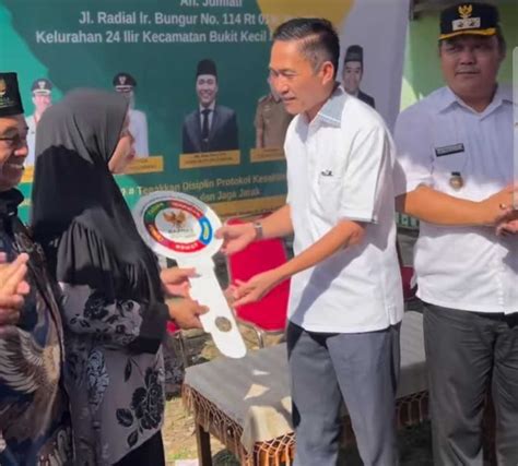 Sekda Palembang Ratu Dewa Dan Ketua Baznas Serahkan Rumah Baru Kepada