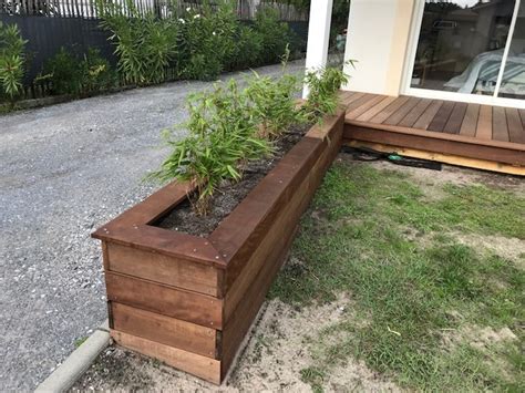 Terrasse en itauba de 90 m2 avec quelques jardinières EB HEN David