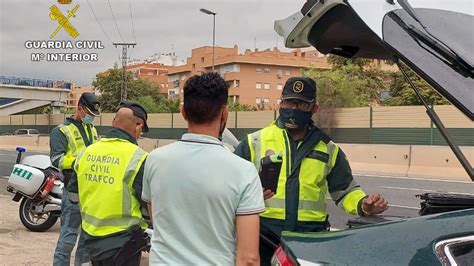 La Guardia Civil investiga al conductor de un camión que cuadruplicaba