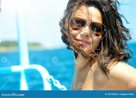 Giovane Donna Sexy In Bikini Bianco Che Gode Del Tramonto E Del Sole Fotografia Stock Immagine