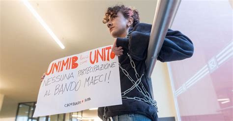 Studenti In Catene Alla Bicocca Ma La Rettrice Non Blocca I Bandi Il