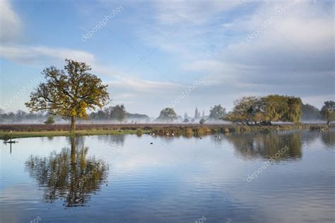 Beautiful Crisp Autumn Morning Landscape Over Lake — Stock Photo