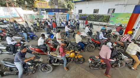 Trucker Drivers Continue Protest Panic Buying Of Fuel In Maharashtra