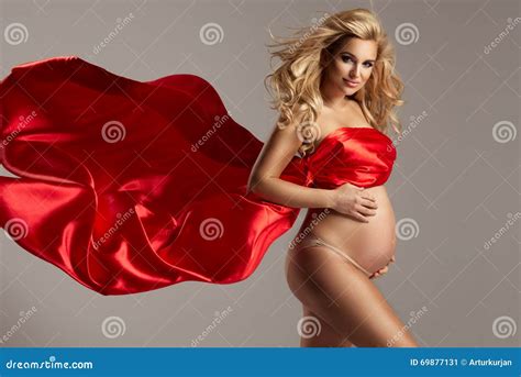 Femme Blonde Sinueuse Fascinante Image Stock Image Du Rouge