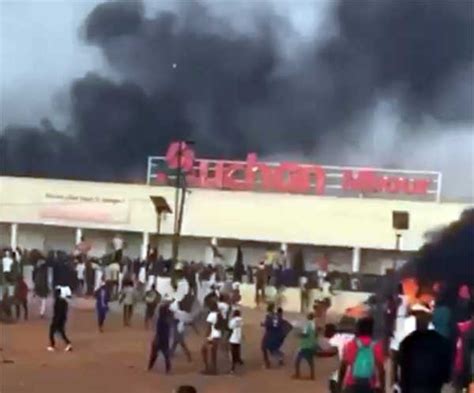 Auchan de Mbour Le magasin de stockage incendié Lequotidien