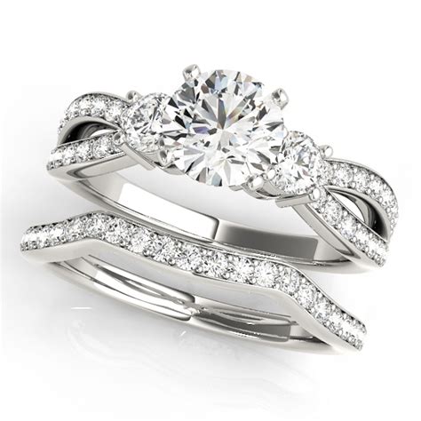 The most beautiful wedding rings: Three intertwined band wedding ring