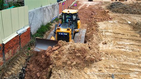 Fantastic Action Technique Work Fast Skills Operator Dozer Pushing The