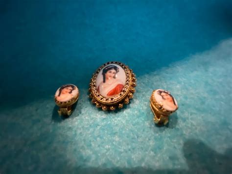 Vintage Limoges Porcelain France Cameo Portrait Pin B Gem
