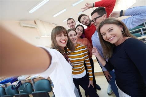 Grupo De Adolescentes Multiétnicos Tomando Una Selfie En La Escuela