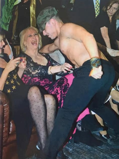 La Mamá De Un Famoso Cumplió 80 Y Los Festejó Con Strippers Infobae