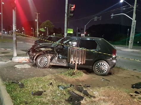 Dois Carros Batem Na Linha Verde De Curitiba E Duas Pessoas Ficam