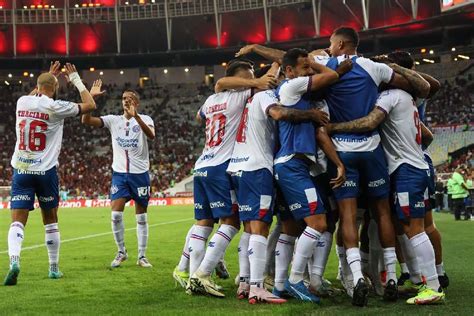 Brasileir O Flamengo Vence Bahia Gol Nos Acr Scimos E Assume A